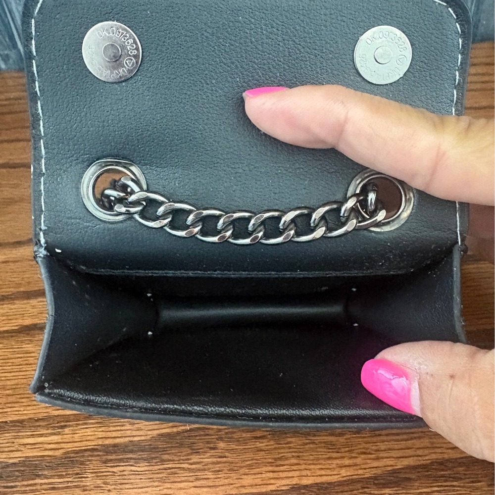 Kurt Geiger London Kensington Micro Crossbody Bag Silver Metallic Snake


 Eagle - Picture 6 of 6